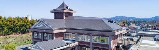 落ち着いた外観の建物