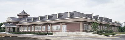 褐色調の建物外観
