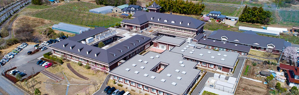 広大な敷地を持つ外観