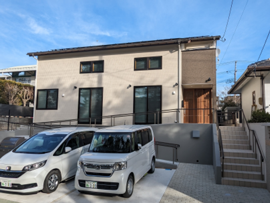施設の外観と駐車場  