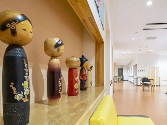 廊下の飾り棚と椅子  