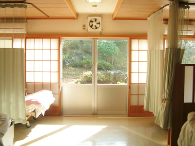 明るい光が差し込む居室