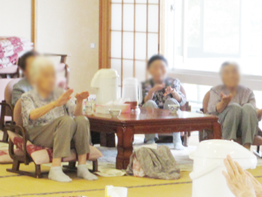 お茶を楽しむ様子