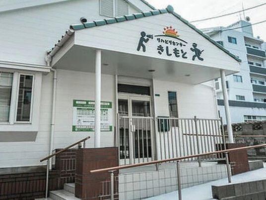 施設の正面玄関  