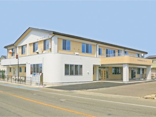 明るい外観の建物  