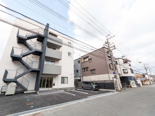 現代的な外観の建物