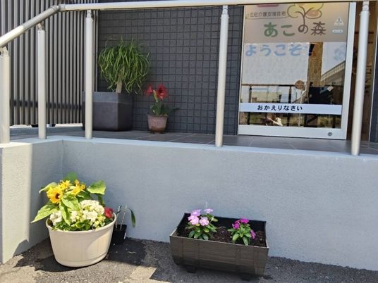 花を飾るエントランス  