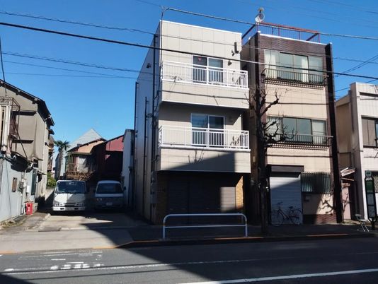 住宅街の建物外観  