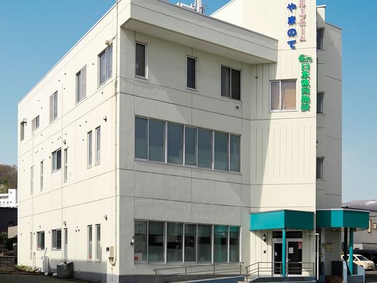 明るい建物外観  