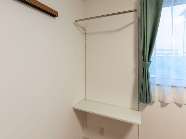 窓付きの洋室クローゼット 居室   窓から光が入り、木目調の床が落ち着いた雰囲気です。収納スペースもあり、すっきり使いやすい個室です。