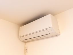 壁付けエアコン  