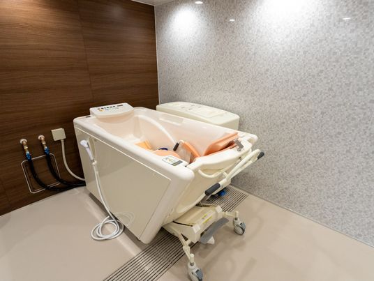 機械浴槽の浴室