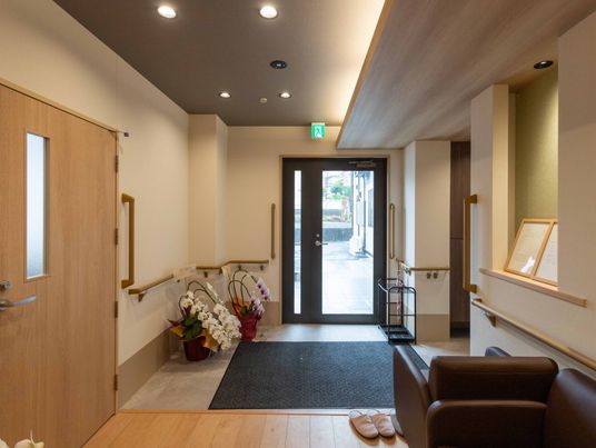 開放的な入口の通路