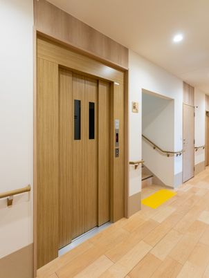 広い廊下にあるエレベーター