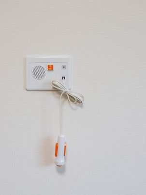 コンセント付きの白い壁