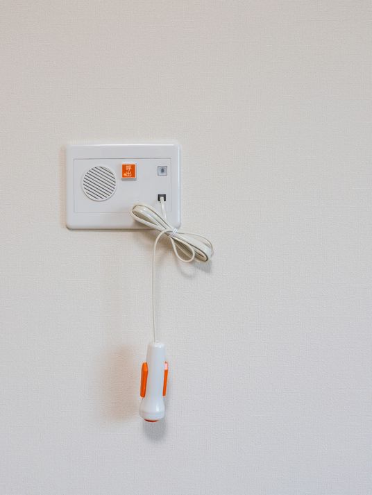 コンセント付きの白い壁