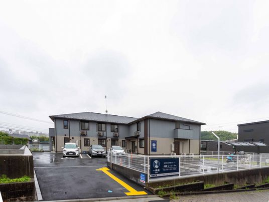 駐車場付きの建物外観