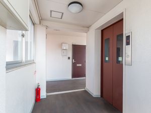 清潔なエレベーター廊下