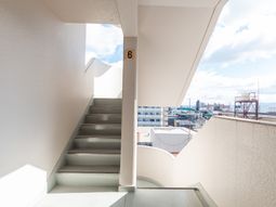 明るい階段の屋外