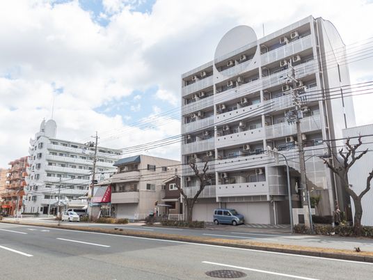 晴れた日の建物外観