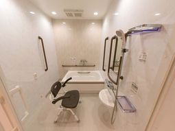 広々とした浴室