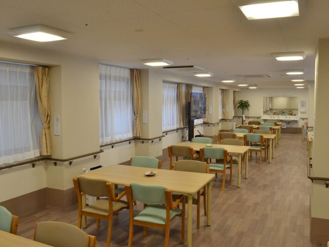 落ち着いた雰囲気の食堂 食堂 落ち着いた照明と広々としたテーブル配置が特徴の空間です。ティータイムを楽しむのに最適です。
