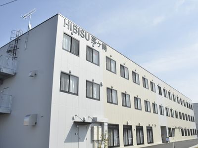 開放的な建物の外観