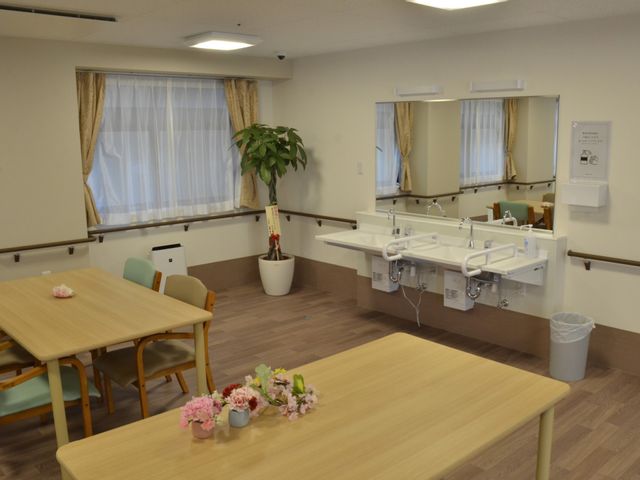明るい洗面台 談話室 自然光が心地よい明るい空間です。使いやすい洗面台が設置されています。
