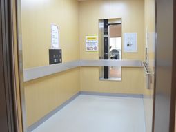 車椅子対応の広いエレベーター