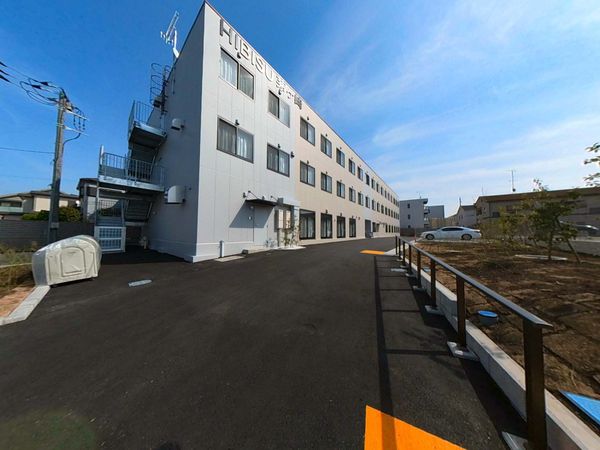白い建物の外観