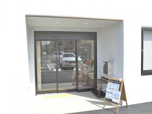 広々とした入口 エントランス 広々としたエントランスは、利用者やスタッフがスムーズに出入りしやすい設計です。