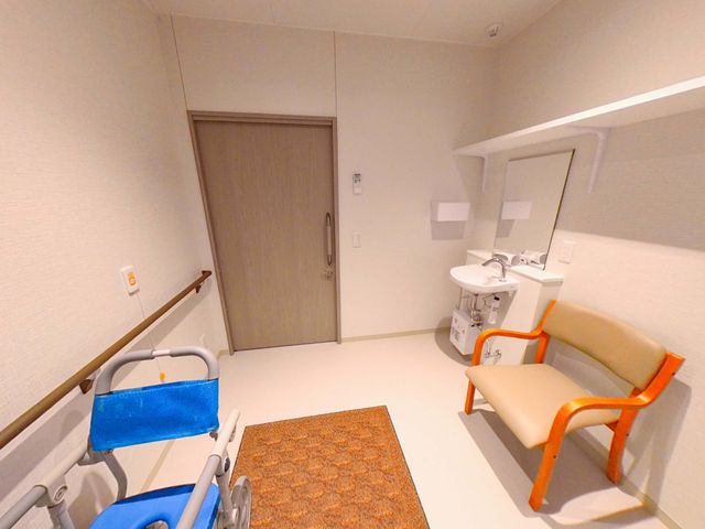 便利な設備の部屋 トイレ 使いやすい手すりと広いスペースが確保されています。車椅子の方にも配慮された設計です。