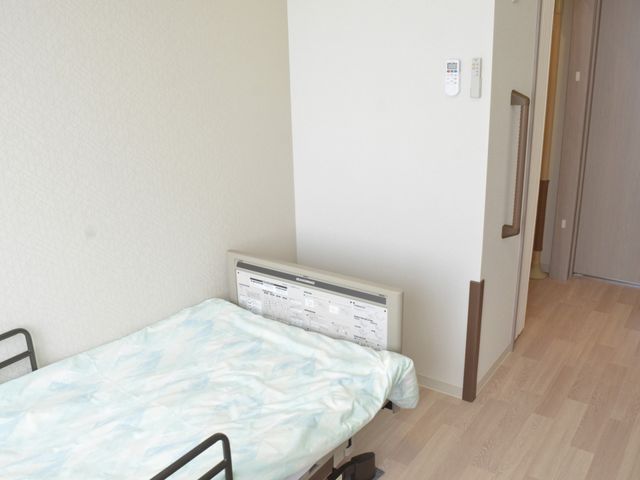 落ち着いた雰囲気の居室 居室 明るい光が差し込むくつろぎの空間です。シンプルで快適な過ごしやすい環境を提供しています。