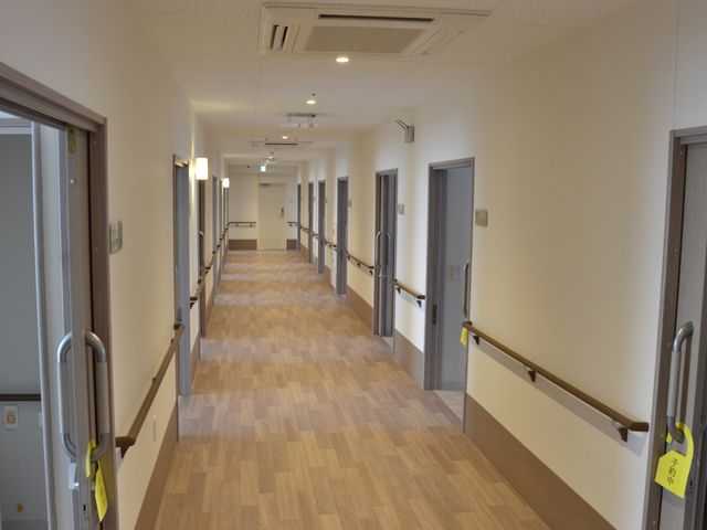 安全に配慮した廊下 廊下 幅広く設計された廊下は、手すりが両側に設置されており、安心して移動できます。