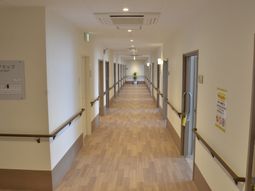 明るく広い廊下
