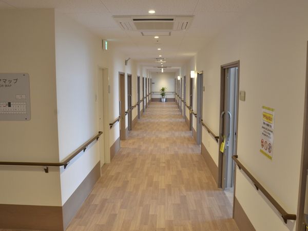 明るく広い廊下