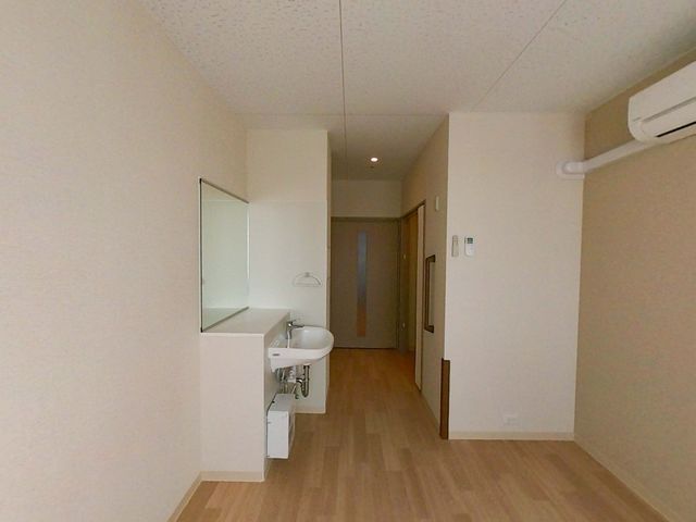 居室の一角 居室 シンプルで使いやすい居室です。快適な作業空間としてゆったりとした時間をお過ごしください。