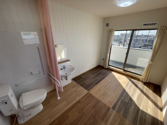 明るいトイレ付き居室