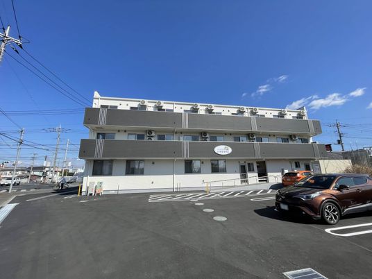 広々とした駐車場の外観