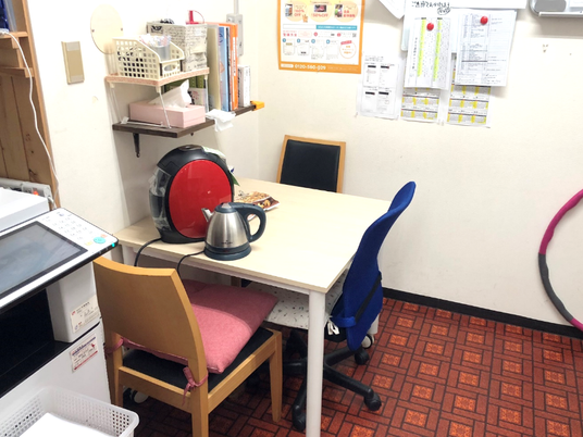 休憩用の食卓  