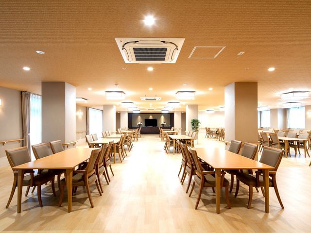 広々とした食堂 食堂 広々としたスペースが確保された明るい食事の場所です。大人数での利用に最適です。