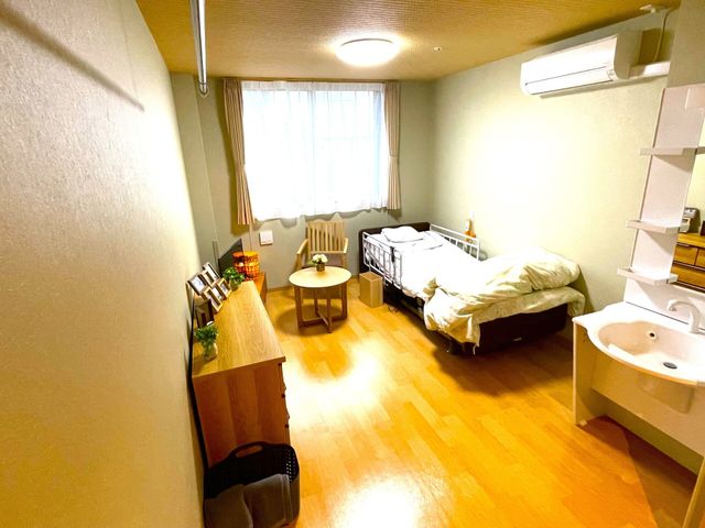明るく広い居室 居室 自然光が差し込む明るい居室は、快適さが感じられます。エアコンが完備され、静かな環境です。