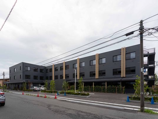 ゆったりと広がる建物外観