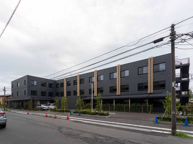 ゆったりと広がる建物外観 外観 広々とした建物は、モダンな設計で働く環境が整っています。周囲には整えられた駐車スペースがあります。