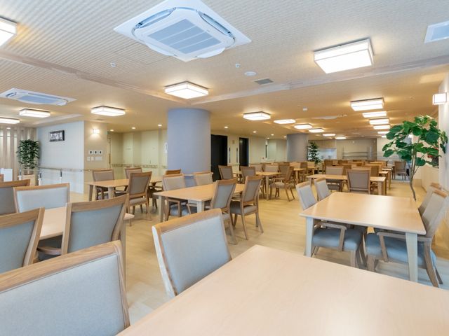 広々とした食堂 食堂 広々とした空間で自然光が差し込む食堂です。豊かなコミュニケーションをサポートします。