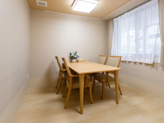 明るい洋室のダイニング ダイニングルーム 自然光が入る明るい空間で、落ち着いた食事が楽しめます。快適な作業環境としても適しています。