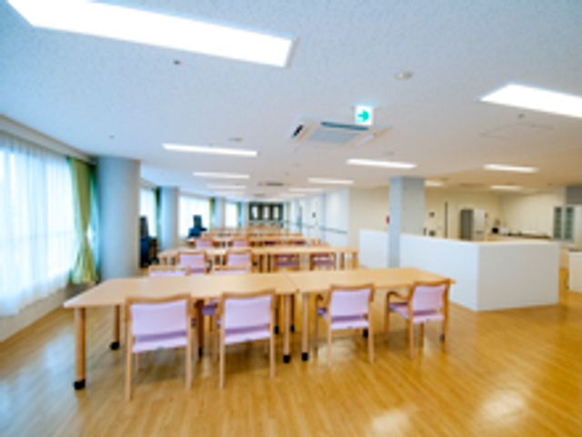 広々とした食堂 食堂 窓からの自然光が差し込む、開放感あふれる食堂です。ゆったりとした時間を過ごせます。