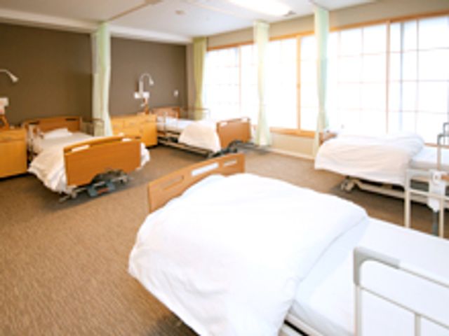 明るい居室 居室 自然光がたっぷり入る広々とした居室です。清潔で快適に過ごせる空間が広がっています。