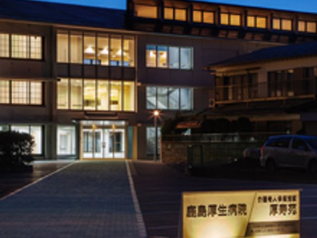明るく広がる入口外観 外観   夜の光に包まれた建物の入り口は、訪れる人を温かく迎えます。