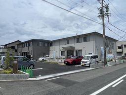 駐車場のある建物外観
